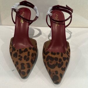 NWT Anne Michelle Anklet Strap 4” heels Stiletto in animal print fabric front.